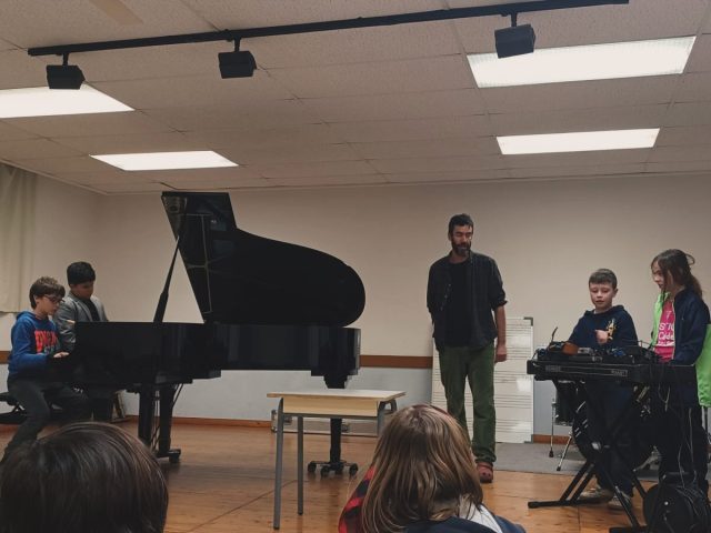 Ahir el Departament de piano va organitzar una masterclass i concert pedagògic de piano modern a càrrec del Txema Riera! 🎹