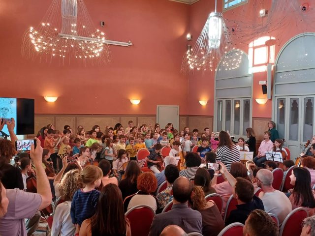 Divendres passat la sala Noble de Can Rius va quedar petita per veure el conte musicat ‘La Crida de Noè’!! Felicitats a tots els participants 👏🏼🎶